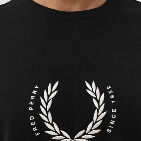 Fred Perry Crewneck T-shirt in Black with Crest Logo - M4583 Size Small - BNWT - Picture 3 of 5